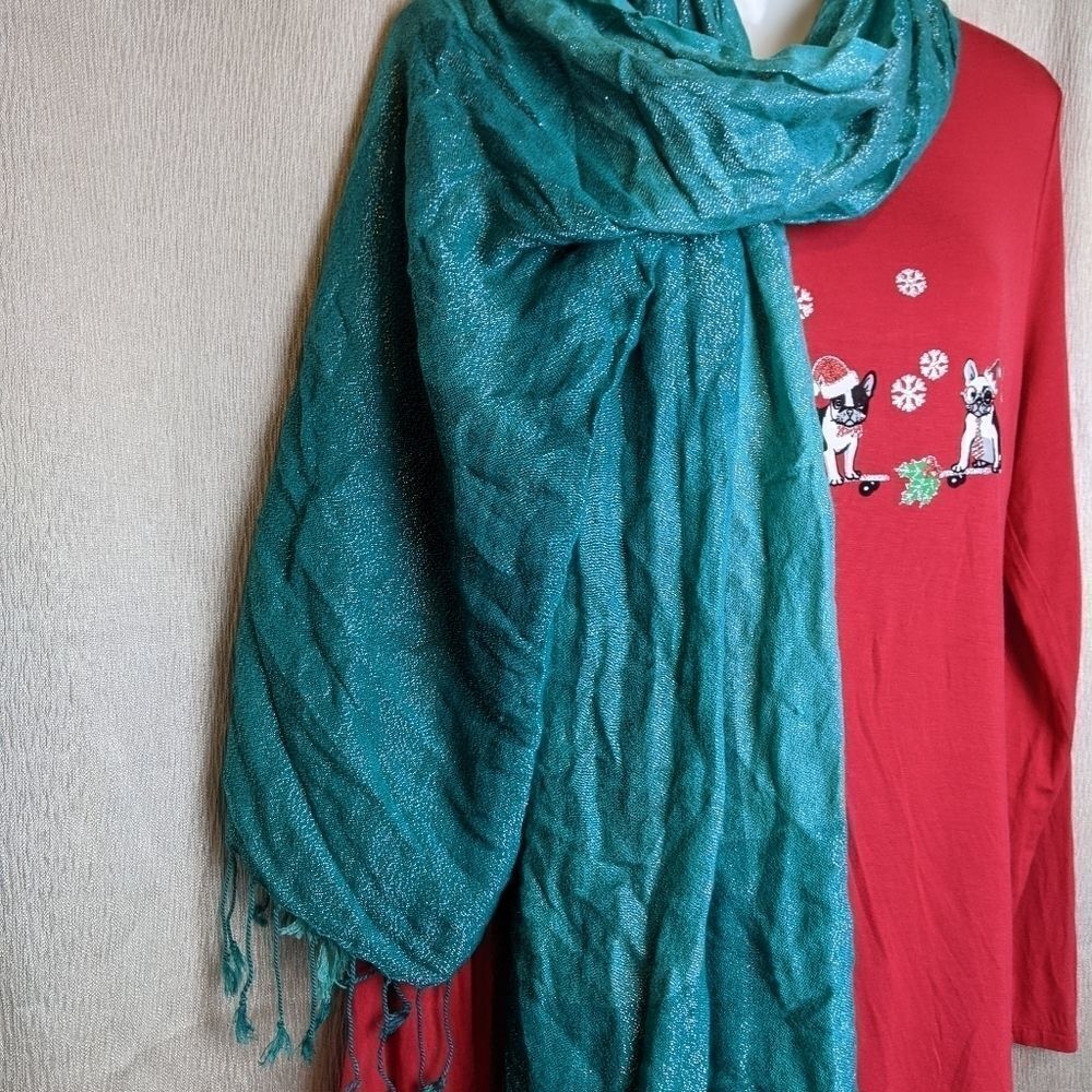Green scarf very long end nice color green perfect for Christmas